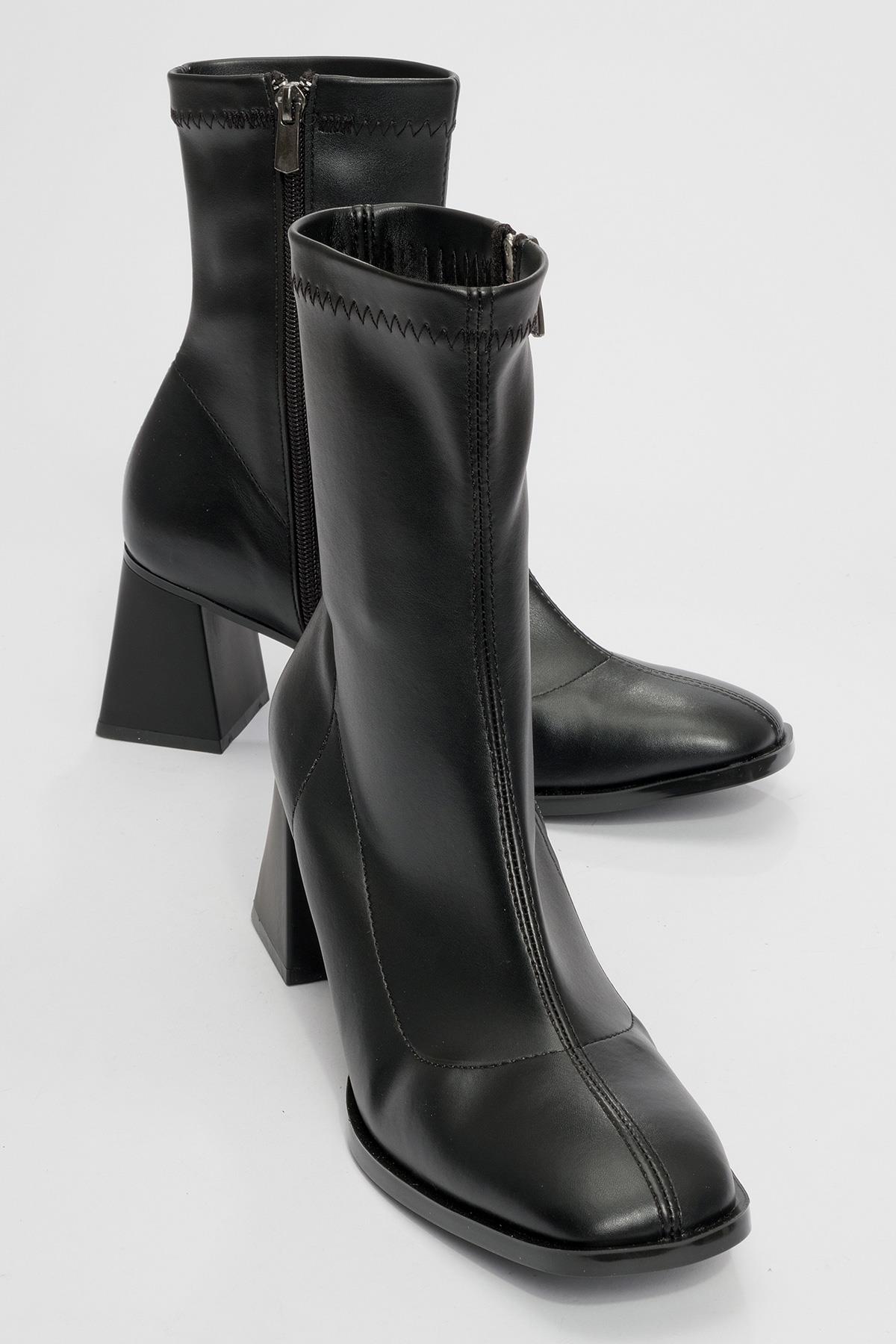 Plesa Black Chunky Heel Boot (Women)