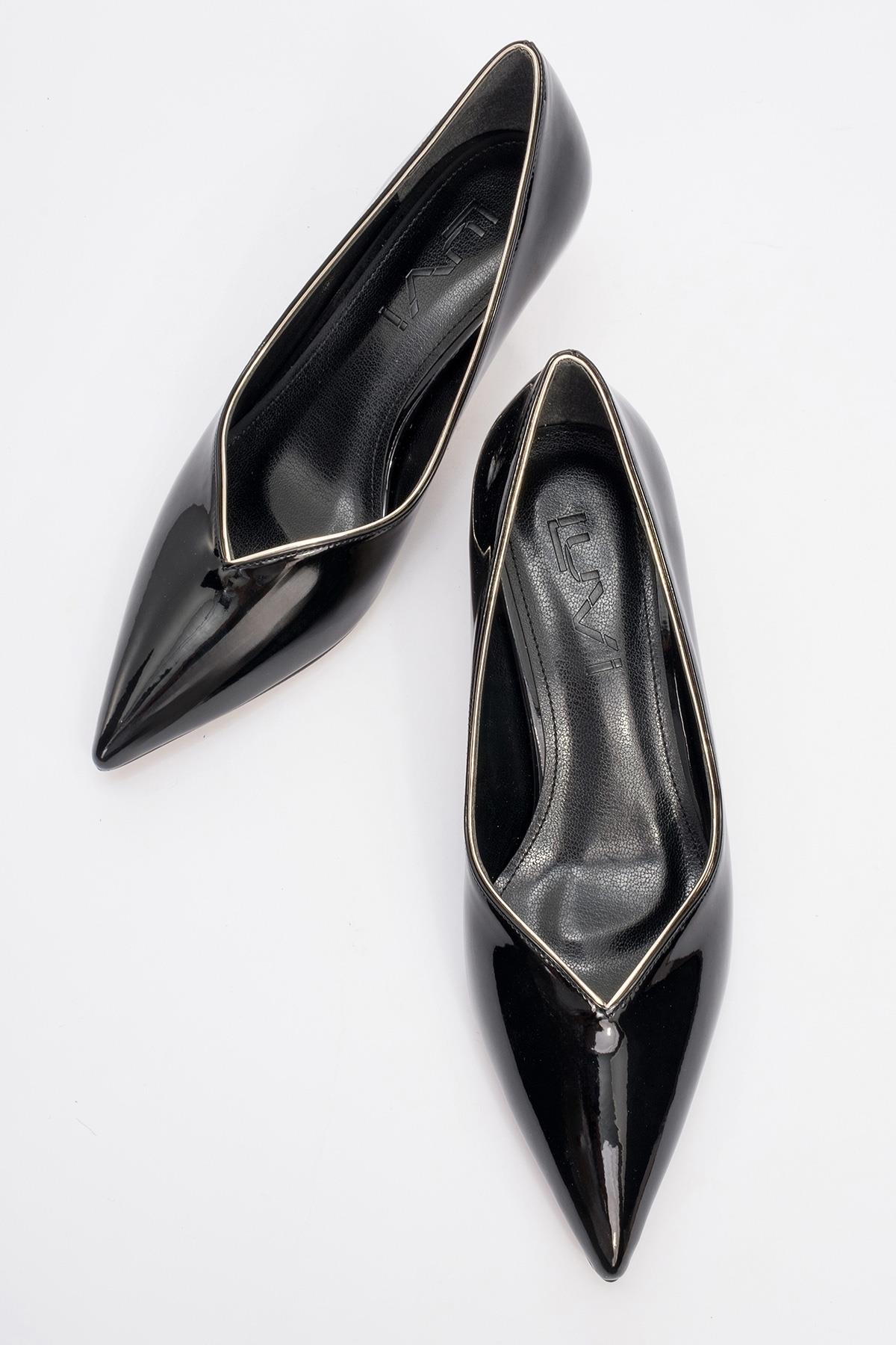 Eupho - Black Patent Low Heel Pump (Women)