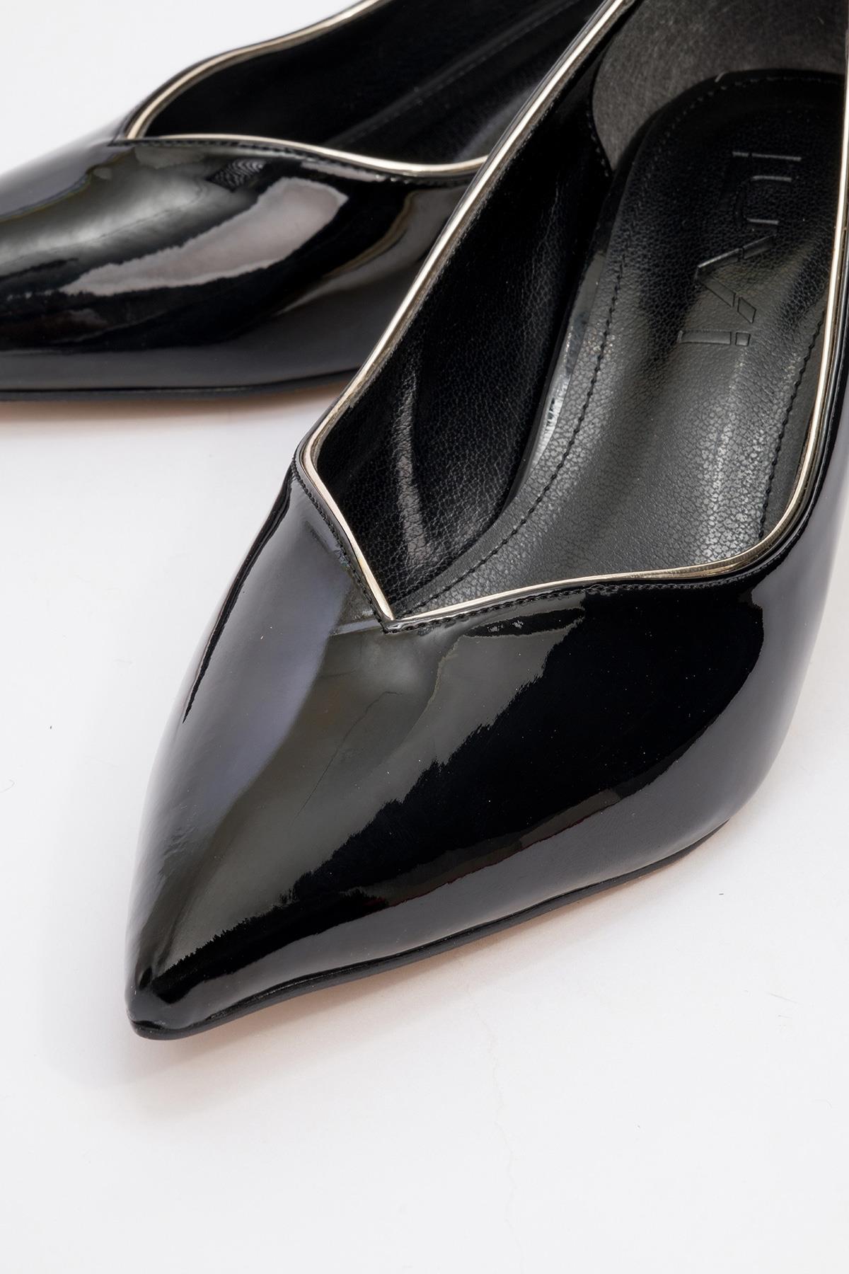 Eupho - Black Patent Low Heel Pump (Women)