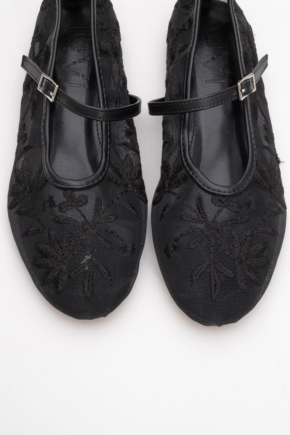Juny Black Mesh Floral Embroidery Ballet Flat (Women)