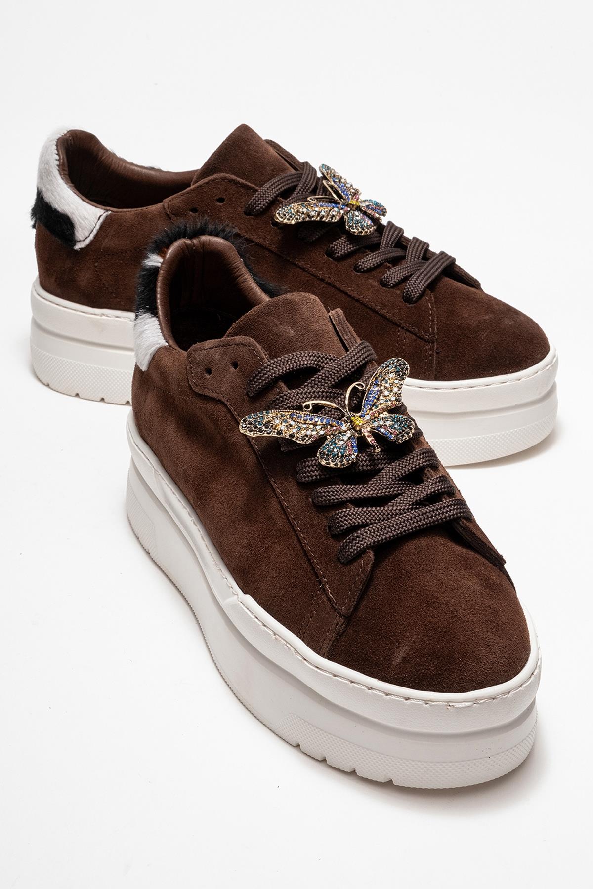 Leather Sneakers for Women: Why They Beat Canvas Every Time