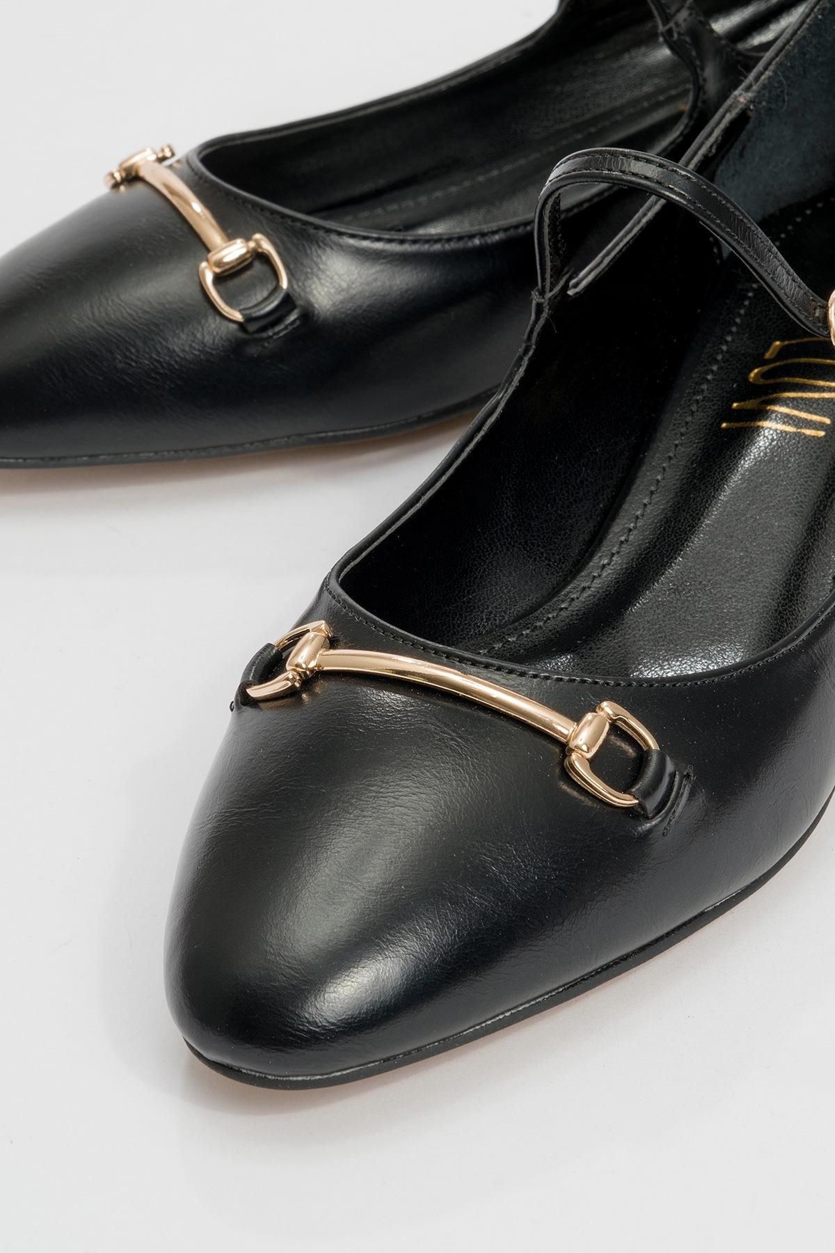 Ojen - Black Low Heel Shoe (Women)