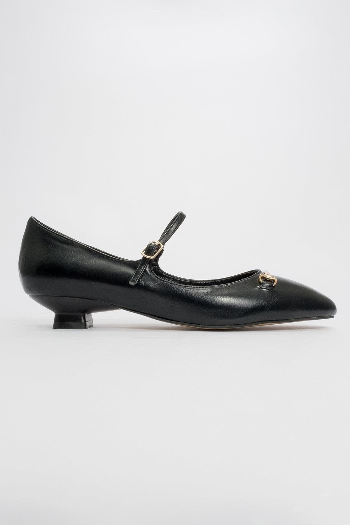 Ojen - Black Low Heel Shoe (Women)