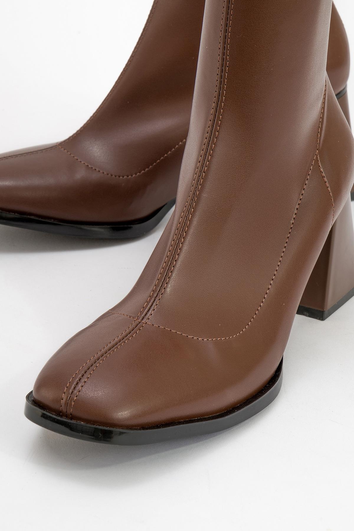Plesa Brown Chunky Heel Boot (Women)