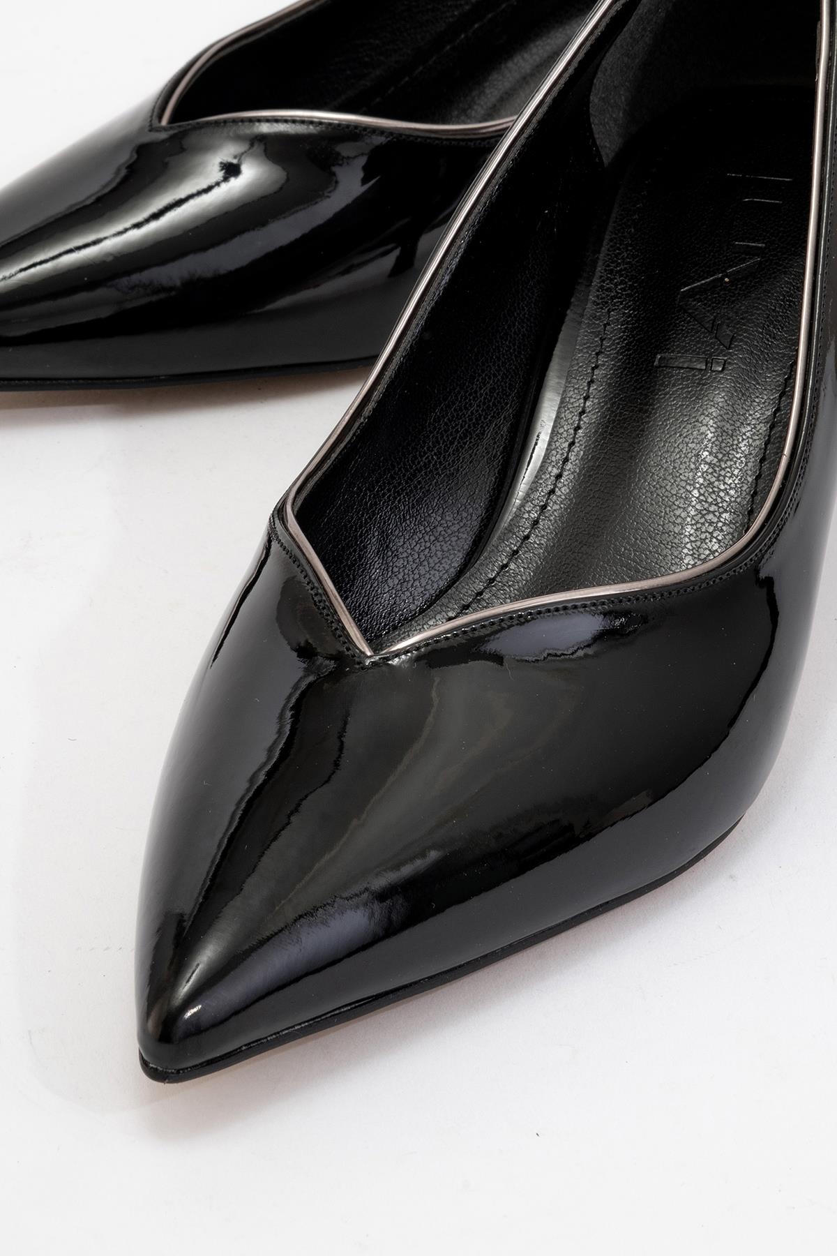 Eupho - Black Patent Platinum Low-Heel Shoe (Women)