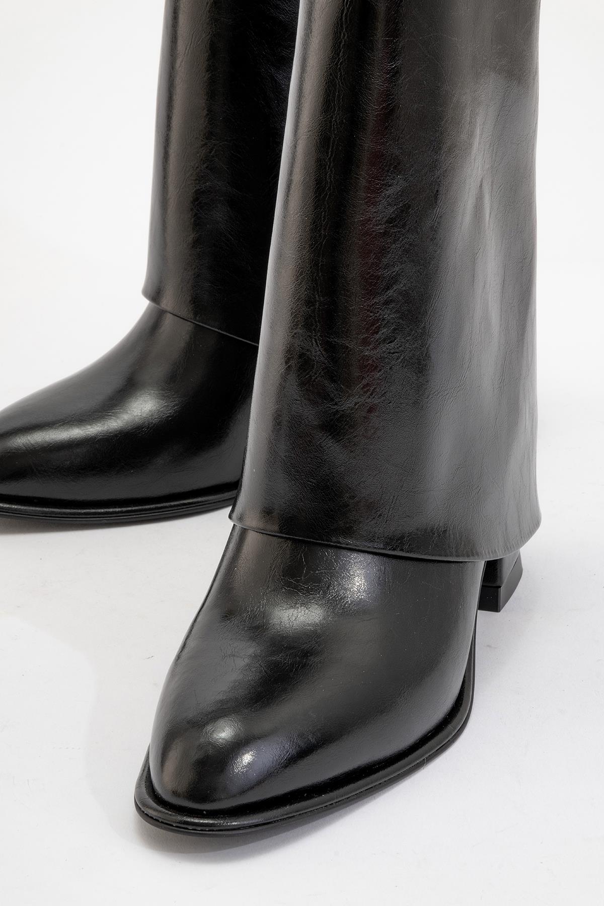 Ellas Black Chunky Heel Boot (Women)