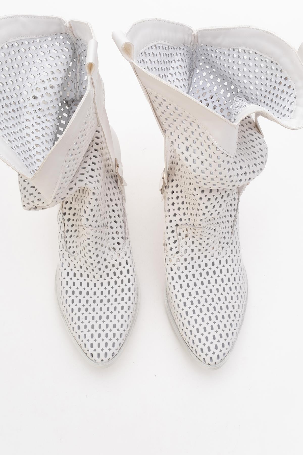 Larry White Elasticated Block Heel Boot (Women)