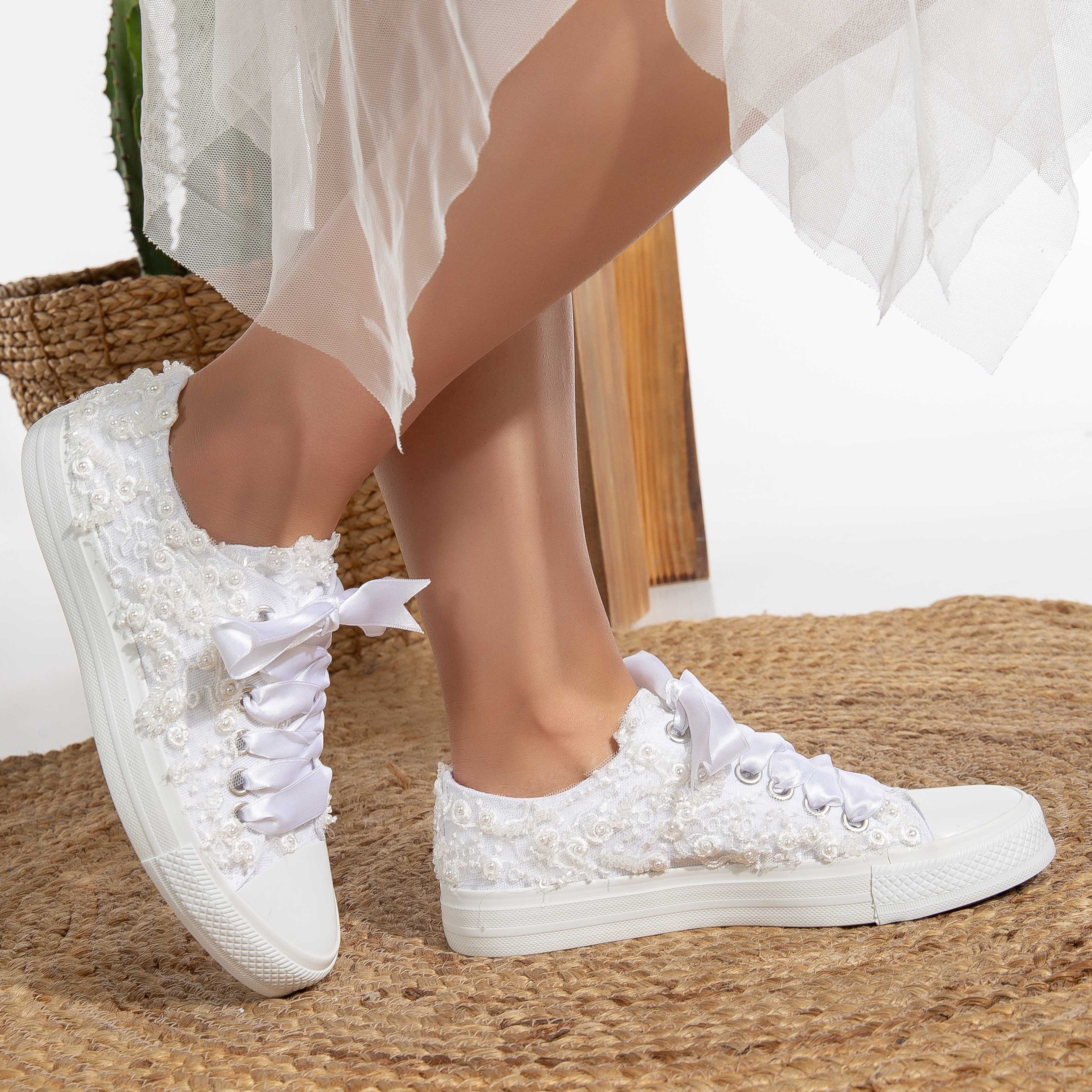 Bailey - White Low Wedding Converse