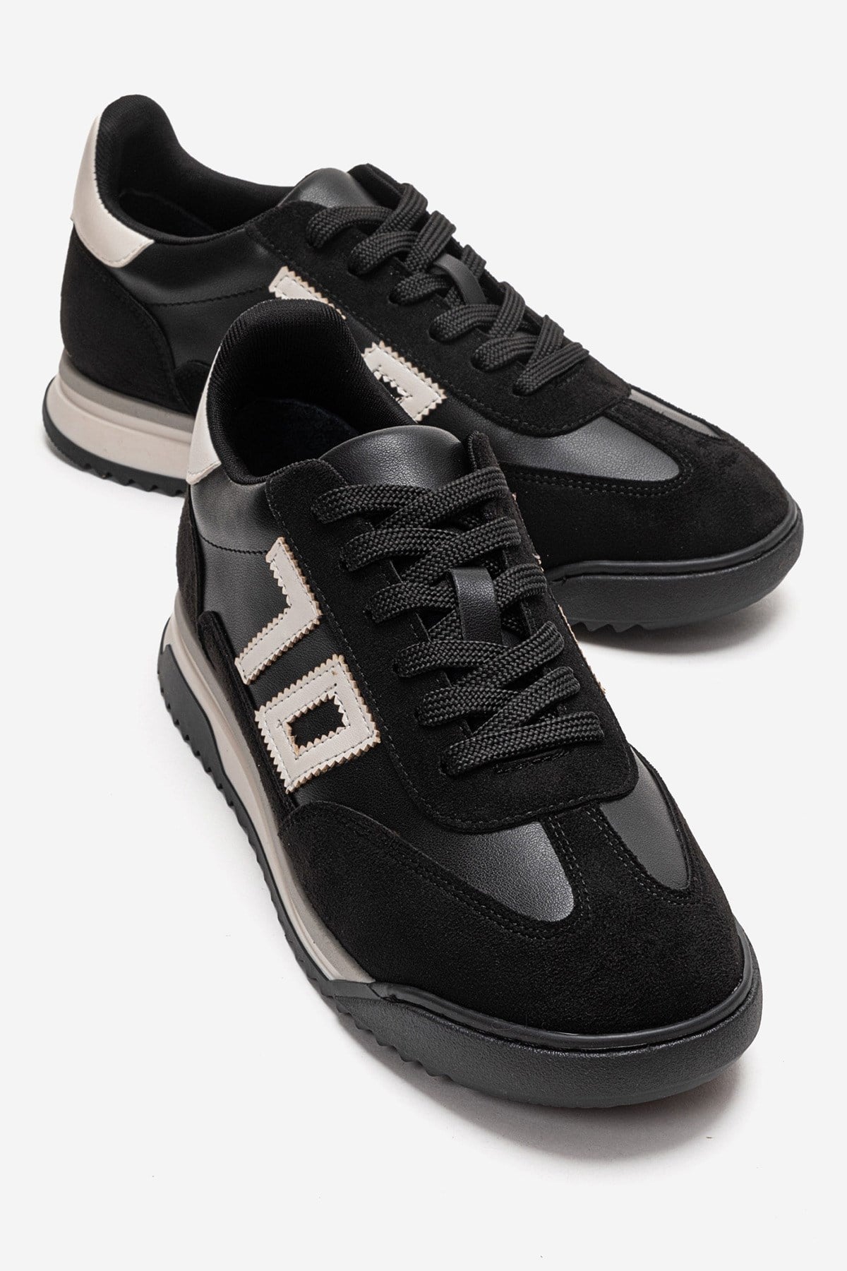 ARVON - Black Sneaker (Women)