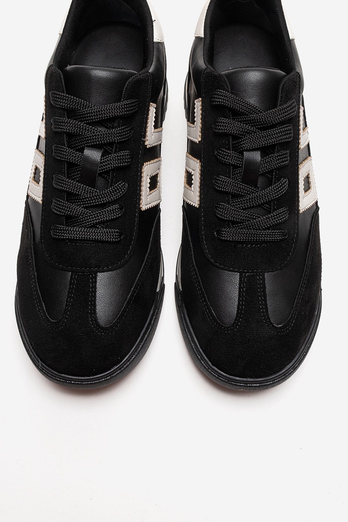 ARVON - Black Sneaker (Women)