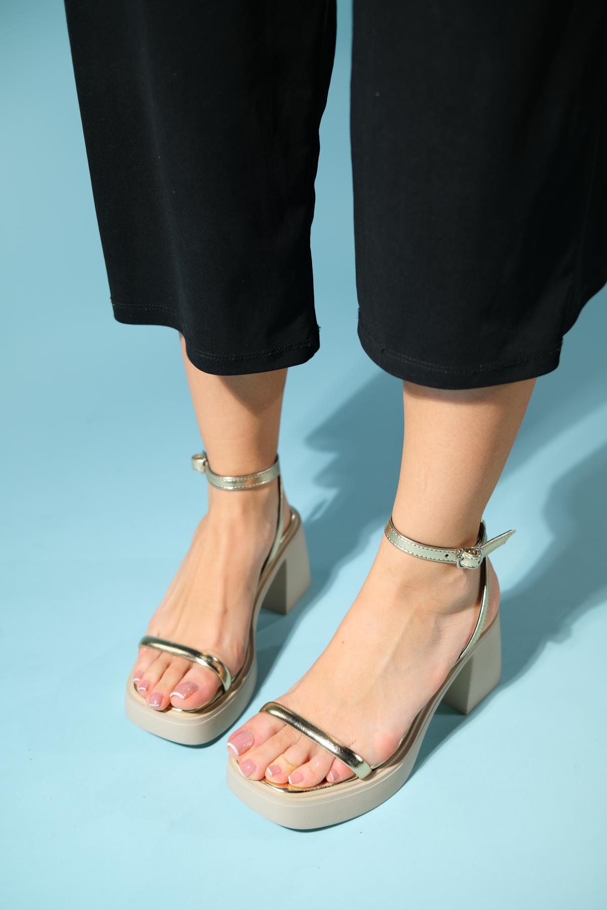 Cermen - Gold Platform Heel Sandal (Women)