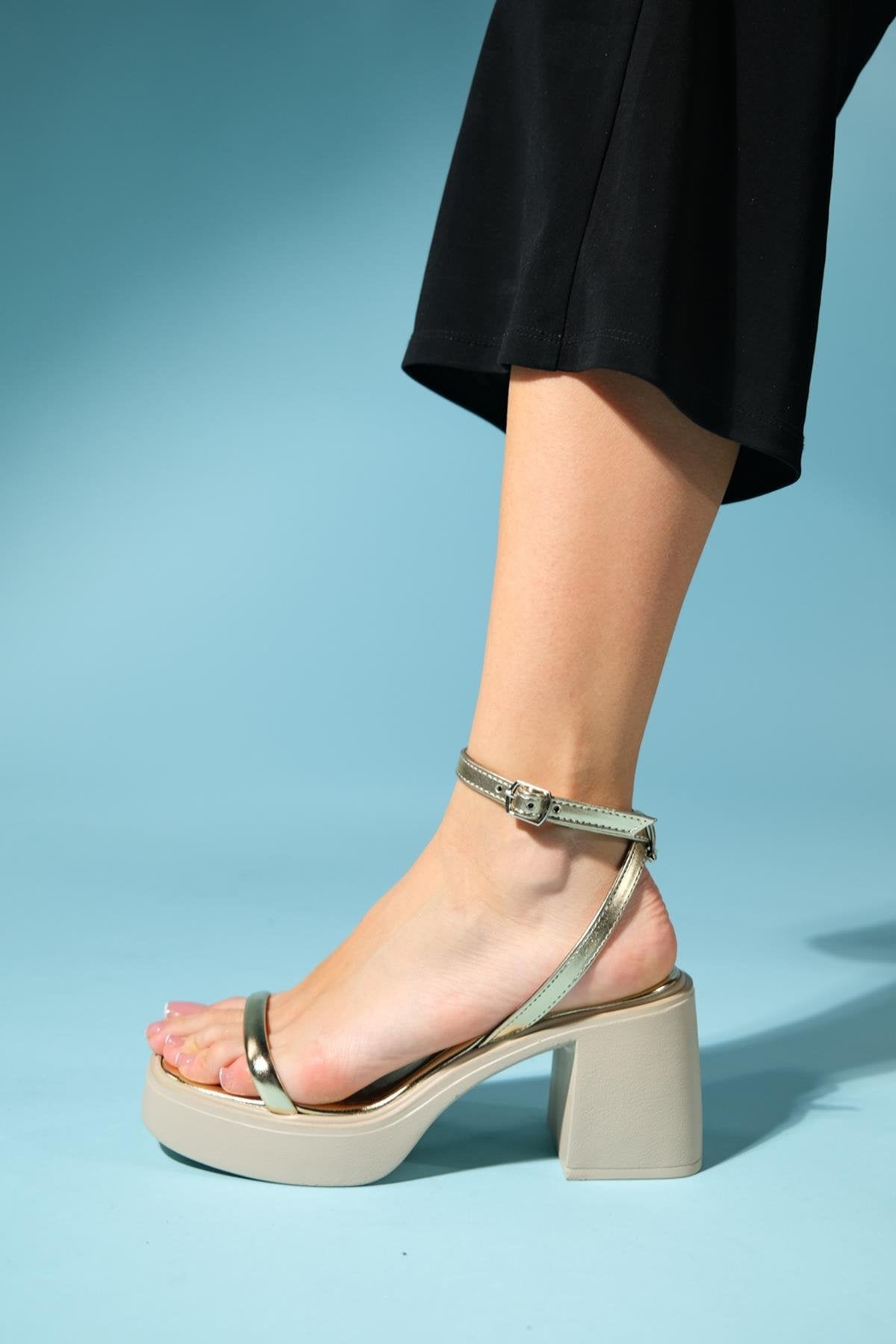 Cermen - Gold Platform Heel Sandal (Women)